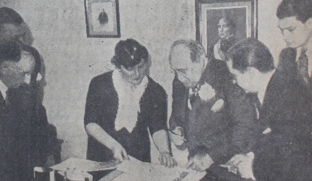 El presidente, Agustín P. Justo, firma el acta inaugural de la Biblioteca y Museo.